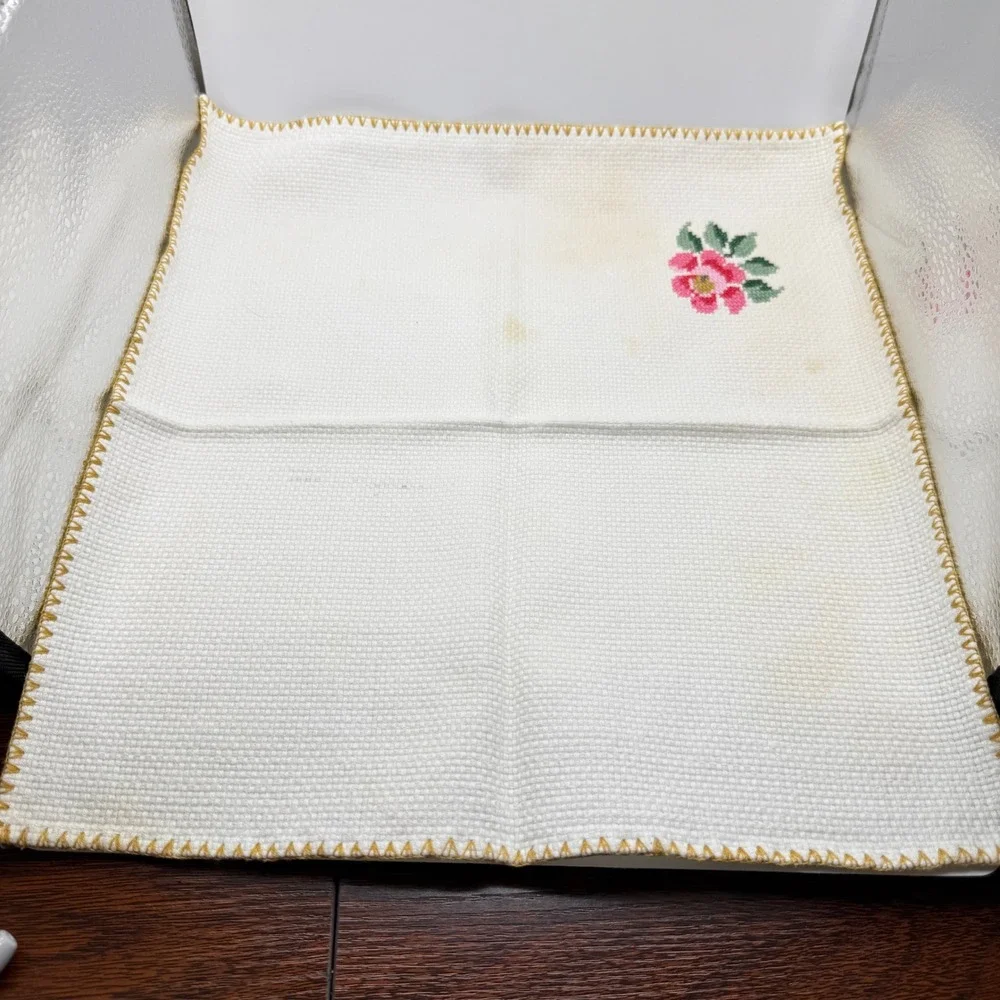 Vtg Set of‎ 6 Embroidered Floral Napkins White Gold Trim Tablecloth Cross Stitch